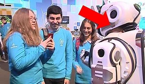 Modern robotot mutatott be az orosz állami tévé, de kiderült, hogy csak egy jelmezbe öltözött ember volt az – videó