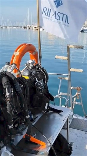 Un’altra rete fantasma di oltre 400 metri è stata recuperata dai fondali della Secca di Santo Stefano al Mare, a Imperia 🌊 La nostra squadra di Sub, insieme ai palombari della Marina Militare, si è immersa a una profondità di 30-40 metri per rimuovere la rete, che stava soffocando una vasta prateria di Posidonia oceanica 🌱, polmone blu del nostro mare, rifugio per tantissime creature marine 🐟🦞🐙 L’operazione si è svolta grazie al supporto di Rilastil e in collaborazione con il Corpo delle Ca