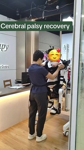 大部分cerebral palsy的孩子髋关节和膝关节变形无法伸展 即使使用exoskeleton行走训练，屁股也是处在弯曲的状态， 我们用纽带连接增加阻力，促使患者的髋关节打开#cerebralpalsy #parkinsons #poststrokerecovery #spinalcordinjuryrecovery #kjtherapysg #exoskeleton