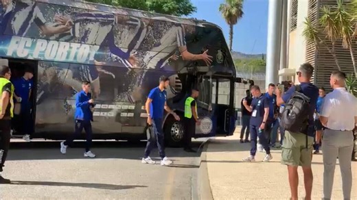 Comitiva do F. C. Porto já está no estádio: veja as imagens