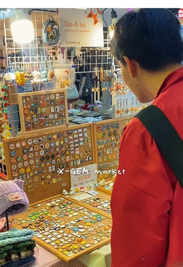 Cùng tụi tui khám phá những giản hàng siêu bắt mắt tại phiên chợ 😱, và đừng quên ghé xem trực tiếp nha vì vẫn còn nhiều gian dễ thương lắm lắm đó 😍 Phiên chợ đang có mặt tại Vạn Hạnh Mall, từ 09-17/03 nhaaaa 🌟🌟🌟 #xgemmarket #vanhanhmall #market