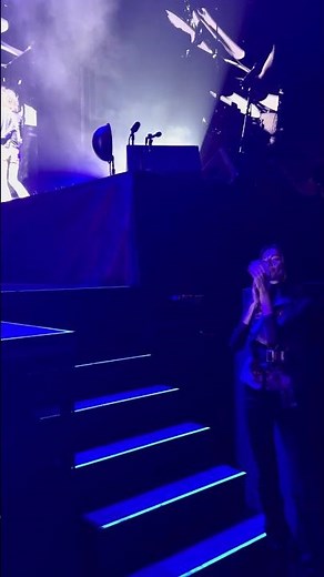 👕🕶️ Lenny Kravitz Is That One Frame You Can’t Skip #LennyKravitz