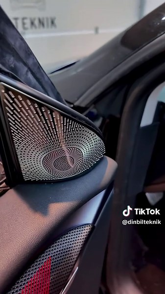 🚀 Opgrader din Tesla med de mest efterspurgte premium-løsninger! 🚀 Hos Din Bil Teknik kombinerer vi luksus, teknologi og komfort med tre af vores mest populære opgraderinger: Carbon Ambient Lys, Dobbelt Skærmsæt, og den nye Linux Speedometer Skærm. Gør din Model 3 / Y / Highland eller andre Tesla-modeller endnu mere moderne og eksklusive! ⸻ ✨ Carbon Ambient Lys – Luksus i hver eneste detalje Tilføj en eksklusiv stemning i kabinen med vores avancerede ambient belysningspakke, der integrerer glo