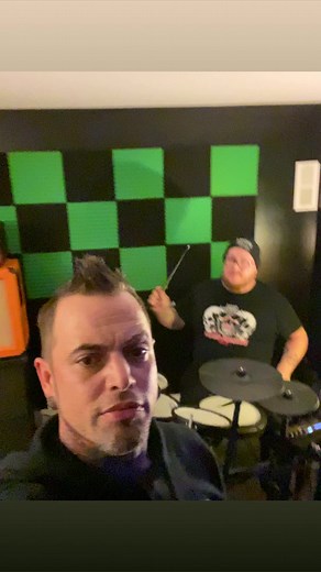 Behind the scenes inside the Hive ! #freestatecustomguitar #slimewire #ith #ignitethehive #neverstop #cantstopwontstoprefusetostop #thefireburns | Ignite the Hive