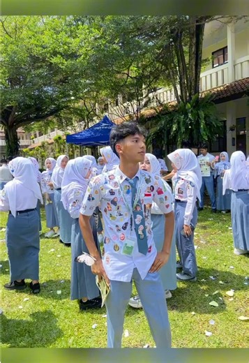 ✨ Cara bikin foto fotoangkatan buat musim kelulusan itu | Make your graduation class photo easily Ubah foto biasa kamu jadi foto fotoangkatan keren dan aesthetic 🎓✨ Langkah-langkahnya gampang dan gratis — cocok buat TikTok dan kenangan sekolah Tutorial bikin foto fotoangkatan step by step Cara buat foto kelas kelulusan untuk pemula Trend foto kelulusan 2026 Foto fotoangkatan dengan efek aesthetic How to edit graduation class photo easily Bikin foto kelas keren pakai template TikTok Step by step