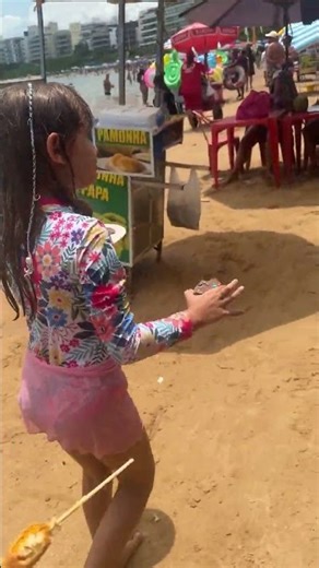 Será que Clarinha vai dar um pedaço pro irmão. ?