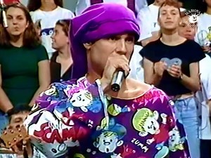 Trecho dos Mamonas Assassinas apresentando Mundo Animal no icônico Programa Livre, sob o comando de Serginho Groisman. Um momento que marcou a trajetória da banda e a televisão brasileira. | Mamonas Assassinas