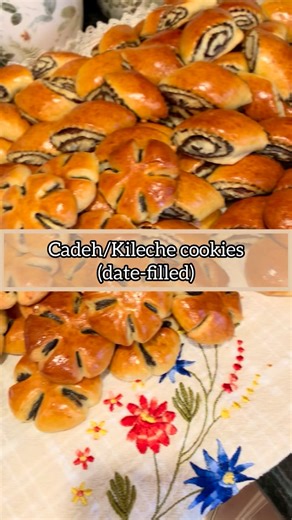 Mona Odicho on Instagram: "Here’s part 2 of the cadeh/kileche cookies recipe, date filled! These are a hit during Christmas time! 🎄 Like for part 3: the walnut filling! Cadeh/Kileche Cookies Recipe 👇🏽 Filling: -2 packs of baking dates -1/2 stick unsalted butter -1/2 tsp cinnamon -1 tbsp cookie spices Egg wash: -4 eggs whisked -1 tsp vanilla extract -1/2 tsp yogurt (optional) Making your cookies: Roll out your dough ball into a rectangular shape. Use parchment paper to sandwich some date filli