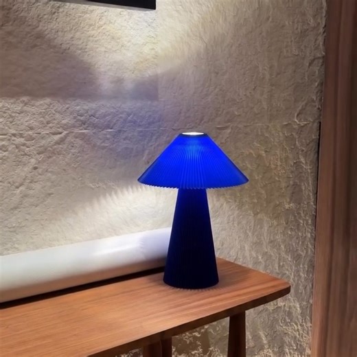 A design that breaks routine and celebrates individuality. The Kavia Lamp brings a refined yet bold presence to any interior, a blend of sculptural form, soft light, and contemporary elegance. Created for spaces that value authenticity and style. ✨ | Frost Design & Co