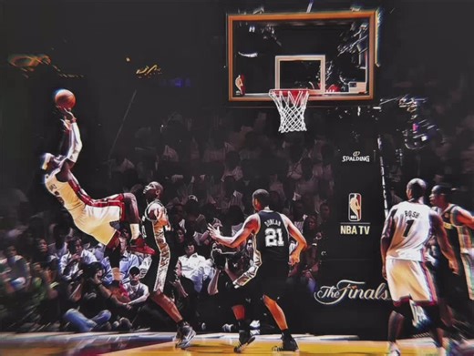 2013年NBA总决赛，热火与马刺鏖战七场。系列赛勒布朗场均25.3分10.9篮板7助攻，抢七战轰37分12篮板，终场前命中致胜中投，荣膺FMVP，率热火卫冕。