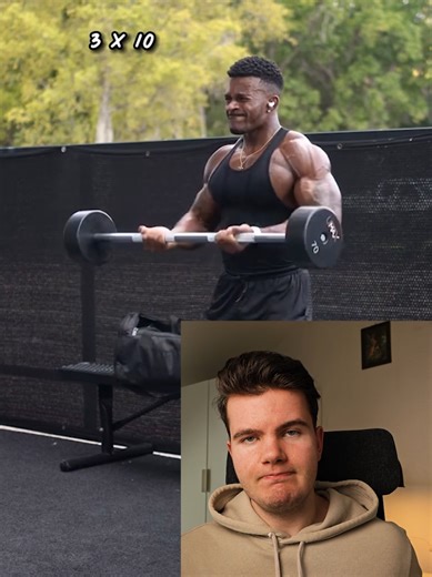 Mach z.B. diesen Plan: Tag 1) Torso Seitheben Brust: Drücken Brust: Flys Rücken: Lat Rücken: Trapez Hintere Schulter Bauch Tag 2) Limbs Bizeps Curls Trizeps Beinbeuger Maschine Wadenheben Quad Compound Insgesamt: Torso Limbs Pause 🔄 ➡️ Folge für tägliche Tipps für deine Transformation 💪