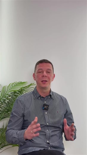 Το πρώτο μου βιβλίο είναι γεγονός!!! Ένας μαθητής. Ένας καθηγητής. Ενα βιβλίο! Αυτό το βιβλίο μιλά για τη Φυσική, αλλά έχει στο κέντρο του τον άνθρωπο. Για τις ερωτήσεις που μας κρατούν σε κίνηση, για την περιέργεια που δεν πρέπει να χάνεται, για το πώς η επιστήμη μπορεί να γίνει τρόπος σκέψης και ζωής. Είναι ένα βιβλίο γραμμένο με πολλή αγάπη και ευθύνη. Ένα βιβλίο που έφυγε από τα χέρια μου και ελπίζω να φτάσει στα δικά σας! Από σήμερα είναι διαθέσιμο για προπαραγγελία — και όσοι το επιλέξουν 