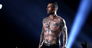 Adam Levine Took His Shirt Off During Halftime & The Internet Was Both Angry & Turned On