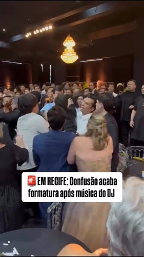 William Fernandes on Instagram: "Uma formatura realizada em uma escola do Recife terminou em confusão na noite desta fim de semana. Segundo relatos de pessoas presentes, o episódio começou após a execução de uma música considerada inadequada para o ambiente, com letra de baixo calão. Ainda de acordo com testemunhas, uma pessoa subiu ao palco solicitando a interrupção da música, o que gerou divergências entre os presentes e acabou resultando em uma confusão generalizada, levando à interrupção do 