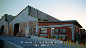 [Watch] The City's Urban Waste Management Superintendent for Solid Waste Drop-offs, Antoney Roberts, outlines the process of waste collection to minimise waste going into landfill. The City’s recycling and waste drop-off facilities offer residents free access to drop off recyclables, as well as bulky garage and garden waste. In addition, we also have three functioning landfill sites that offer a drop-off facility. To find your nearest facility, visit: https://bit.ly/3aBehOl #CTInfo | City of Cap