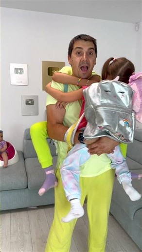 👧🏻 TEODORA începe ȘCOALA cu TATA 😵‍💫 Who is More fun in the SCHOOL😎 Mom or Dad ? #shorts