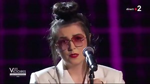Hoshi chante "Fais-moi Signe" aux Victoires de la Musique 2022