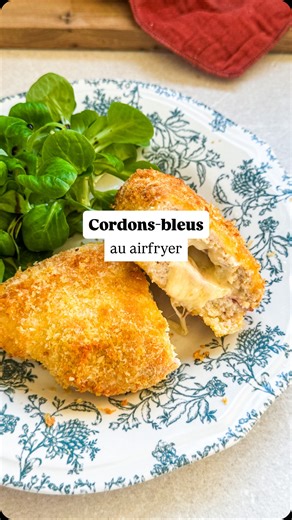 Cordons-bleus au #airfryer ❤️‍🔥 Ciao les cordons-bleus industriels et bonjouuuuur à la version fait-maison préparée en quelques minutes ! Grâce au airfryer c’est super rapide et bien croustiiii Perso je mixe le poulet car je trouve ça plus facile pour que le cordon bleu soit bien beau mais vous pouvez aussi juste couper un blanc de poulet dans le sens de la longueur. Je trouve que sur la vidéo on a l’impression que le poulet est très cuit à la fin mais honnêtement il était parfaitement cuit et 