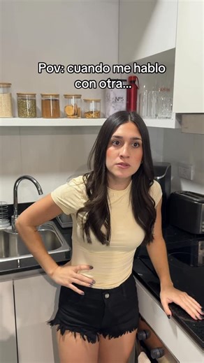 Dozas on Instagram: "Creo que no tenía escapatoria 😂 #dozas #novios #humor #toxica"