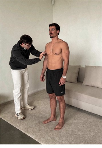 2019 vs 2026 🎯 Mis objetivos han cambiado mucho desde entonces. En 2019 y durante años, mi única motivación era estar lo más grande y seco posible. Con los años he ido encontrando el equilibrio entre entrenar para verme bien, sentirme bien y disfrutar del deporte. No obstante, durante esa etapa aprendí muchísimo. Y me ha hecho ser quien soy. Como el trend, recomiendo no saltarse la etapa de machacarse en el gym jajajaja. En fin, ¿qué pensáis? Os leo. 🫱🏽‍🫲🏼 Ah, si queréis haceros una antropo