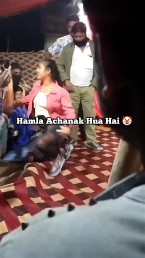 THE SHOW 🔵 on Instagram: "日本は、🎭 💯 人々の「一歩一歩」を電力に変える革新的な技術を導入しています。 それが「圧電タイル（ピエゾエレクトリック・タイル）」です。 このタイルは、歩行者が踏むたびに生じる圧力と振動のエネルギーを吸収し、 その機械的な力を電気エネルギーに変換します。 内部に埋め込まれた圧電素子がわずかに変形することで、 微小な電流が発生します。 一歩一歩は小さな電力ですが、何百万もの歩行が重なれば、 LEDライト、デジタルディスプレイ、センサーなどを動かす 十分な電力が生み出されるのです。 東京・渋谷駅のような人通りの多い場所では、 1日に約240万歩がこのシステムに貢献しています。 この電力は蓄電または即時利用が可能で、 従来の電力供給への依存を減らし、 持続可能な都市インフラの発展を支えています。 日常の「歩く」という行為が、 未来の再生可能エネルギーを生み出す力に変わっているのです。⚡ 再生可能エネルギー スマートシティ テクノロジー 革新 環境保護 未来への一歩 モチベーション インスピレーション エコラご存知ですか？日本では今、