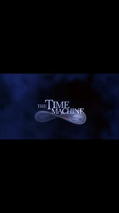 Lo mejor del remake de La Máquina del Tiempo con Guy Pearce fue, sin duda, este teaser que hemos reimaginado como tráiler… ¡fusionado con el autógrafo del mítico Rod Taylor! ¿Un sacrilegio? Tal vez. Pero así es este arte: jugamos, mezclamos, rendimos homenaje. Aquí no se trata de criticar películas, sino de verlas, disfrutarlas y compartir lo que nos hacen sentir. #lamaquinadeltiempo #timemachine #rodtaylor #coneltiempoensusmanos #scifiromance #scificity #scifimovie #scificomics #scififan #scifi