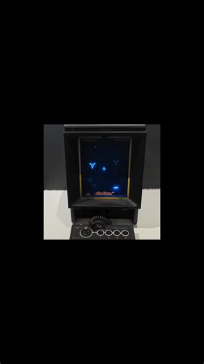 🌟 Une légende vivante du jeu vidéo : la Vectrex ! 💫 Il y a des consoles qui traversent le temps… et la Vectrex en fait partie 🕹️ Regardez-moi cette beauté 😍 — une machine dans un état de conservation incroyable, avec son écran vectoriel unique qui offre une expérience de jeu qu’aucune autre console n’a su reproduire. C’est bien plus qu’une simple console : c’est un voyage dans le passé , une œuvre d’art technologique des années 80, à la fois élégante et pleine de charme ✨ Le son 🔊, les grap