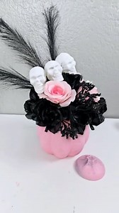Halloween centerpiece idea. #centerpieces #halloweendecor #halloweenparty | Tati's Hernandez