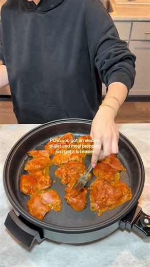 Absolute game changer for making big portions 👏🏼👏🏼 #pov #mealprepping #electricskillet #cooking #gamechanger