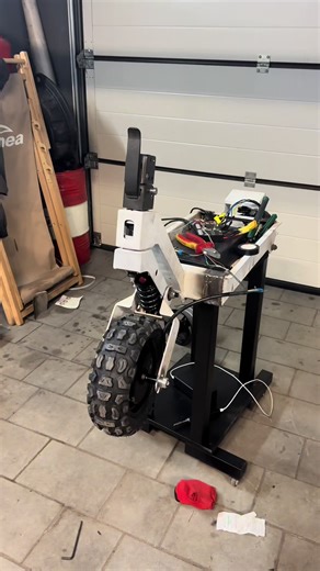 Hi everyone! This is my personal project and my hobby. Right now, I’m working on developing the chassis and designing the battery system. The project is based on the original motors and a VESC controller. The plan is to make it all-wheel drive. It’s still in the development stage, but step by step it’s coming together. I’m excited to share the progress with you!#kukiring4 #kukirin #vesc
