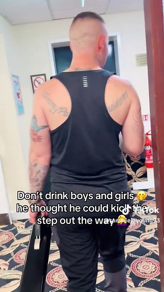 #dontdrink #laugh #kicking #step #drunkaf #guidhimback #hotelroom #fyp