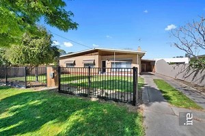 ‼️ FOR SALE ‼️ 30 Kanana Crescent, Wangaratta West End living. Big block, rear access. 3 bed 🛏️ 1 bath 🛁 1 car 🚗 $281,000 For more information, visit our website: http://bit.ly/30KananaCrescent or give the office a call to arrange your private inspection. 03 5721 7995 📞 | Insite Real Estate