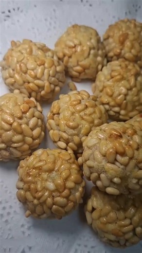 Panellets de piñones tradicionales Ingredientes: 250 g de almendra molida 200 g de azúcar 1 patata (unos 150 g) Ralladura de ½ limón 1 yema de huevo (para la masa) 1 clara de huevo (para rebozar) 1 yema de huevo (para pintar) Piñones 150gr (o cantidad suficiente para rebozar las bolitas) Preparación: Lava la patata y cuécela con piel hasta que esté tierna. Pela y haz un puré fino. Deja enfriar completamente. En un bol, mezcla el puré de patata frío con la almendra molida, el azúcar, la ralladura