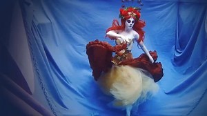 My one new spooky photoshoot for this year is underwater with Cheryl Walsh Fine Art Photography. Styled in the beautiful creations of Fiori Couture (corset and crown) Sugar sk | Jessica Dru
