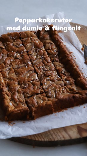 Pepparkaksrutor med dumle, på knappt 20 minuter. Så enkelt och SÅ gott 😍 Recept: https://fridasbakblogg.elle.se/smakakor/pepparkaksrutor-med-dumle/ #bakamedfrida #julbak #pepparkaka #dumle #baka | Bakamedfrida