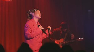 Tones And I (舞猴原唱者) 2024年的一些小型现场，以及他在节目中讲述自己因Dance Monkey成功后差点退圈的故事