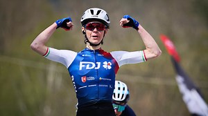 Tour de France femmes: une chute impressionnante au milieu du peloton