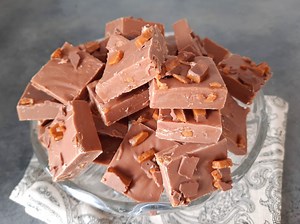 Milk Chocolate Fudge with Crunchy Daim | Easy Fudge Recipe