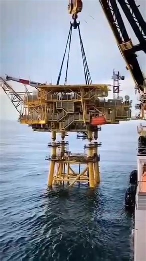 36K views · 559 reactions | Platform installation, So satisfying to watch... 朗朗 GlGlobal Petroleum Society | Global Petroleum Society | Facebook