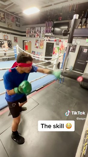 While blindfolded 😳 (via therea10ne/Instagram) #box #boxing #skill #talent #professional