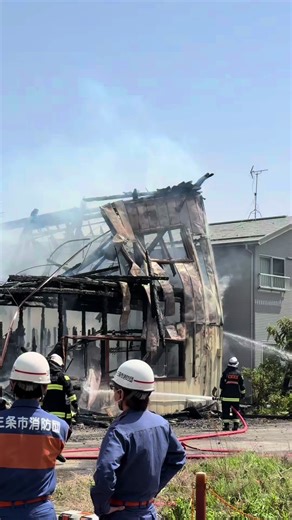 新潟県三条市西四日町1の木造2階建てアパートで火災。鎮火に向かっており、延焼はほぼありませんでした。