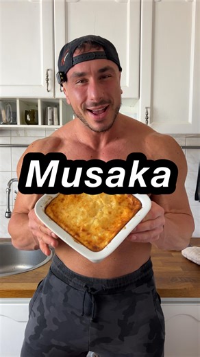 Radek Kyzivát on Instagram: "Musaka 🤤 Předčilo očekávání 👌 Ale nic dietního to zrovna není 😅 takže pro jistotu raději přidat “Enzy7” - trávicí enzymy od @extrifit.cz které pomůžou s trávením (ty se vám teď na vánice budou hodit 😉) Enzymy i spoustu dalšího najdeš na @dafit.cz kde s kódem “kyzi10” budeš mít 10% slevu na celý nákup 🙂 Co budeš na musaku potřebovat: (Recept je na velký pekáč, ja dělal z menší porce) -1kg brambor -600g mletého masa (já měl mix) -1 velká cibule -3 stroužky česneku