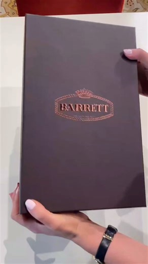 Barrett înseamnă tradiție, rafinament și atenția desăvârșită pentru detalii. Creati manual din piele premium, pantofii Barrett îmbină eleganța clasică italiană cu confortul modern, alegerea ideală pentru bărbatul care apreciază discreția luxului. Comandă-i acum de pe distinto.ro  | Distinto Boutique | Facebook