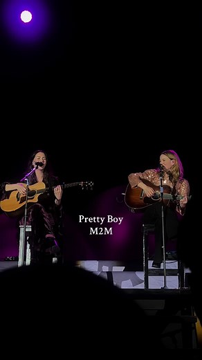 Konser M2M di Jakarta: Nyanyi Bareng Penyanyi Asli