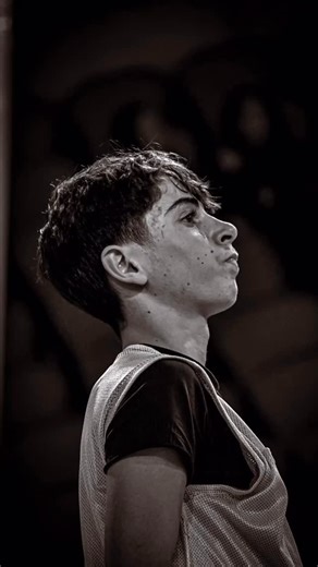 2026 será certamente uma mudança de ciclo. Muito ambicionada… mais por mim do que por ti… que felizmente não tens essa consciência. Levamos para a vida aprendizagens incomparáveis… possivelmente difíceis de ir buscar a outro lado que não a um desporto coletivo. Praticar desporto, estudar e gerir emocionalmente tantas decisões importantes, em segundos, sem procurar encontrar no outro a desculpa ou a razão para a nossa menos feliz tomada de decisão não é para todos. E isto treina-se desde muito te