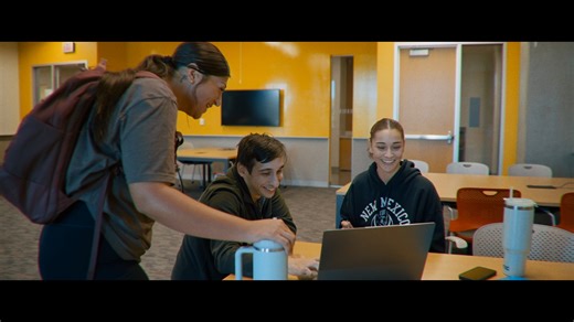 🎓 Small classes. Big opportunities. 🌵 Your future starts in Gilbert, AZ. 🎥: Damian Gonzalez Jr. #ParkUGilbert | Park University