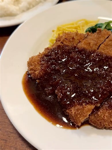 名古屋グルメ社長 on Instagram: "♢♢♢ 【欧風料理 もん】 三宮駅近くにある外まで行列になってた 洋食屋さんでランチをしました。入店しても 階段で並ぶので結構待ちました。 ♢ビーフカツレツ 2900円 ♢エビフライ 2640円 ♢ライス 280円 ♢みそ汁 120円 ビーフカツレツはお肉が柔らかくてデミグラス ソースも好みの味で美味しい。 ただし味噌汁は甘めですし、御飯はかなり 硬くて少し残念でした。 神戸の洋食屋は昔ながらの味が結構好きで神戸 へ行くと毎回洋食店さんへ行きたくなります。 御馳走様でした #欧風料理もん#神戸ランチ#三宮ランチ#洋食屋#japanesefoodfoodstagram"