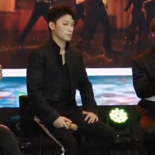 HELP😆 he's so intimidating #ateez #fyp #woosan #wooyoung #san #choisan #jungwooyoung #amicusadaras #foryou #kpop #parati #perte #pourtoi #에이티즈 #jealousy #우영 #산