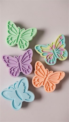 NAOH on Instagram: "Muchos ven química, yo veo un lienzo en blanco. 🫧 Para mí, formular no es solo mezclar aceites; es diseñar texturas, elegir aromas que cuenten historias y crear piezas que parecen obras de arte, pero que están hechas para cuidar tu piel. Llevo 6 años perfeccionando esta técnica, y todavía me emociona ver cómo una fórmula matemática se convierte en una obra de arte botánica. Al final, mi arte no se cuelga en una pared... se disfruta en la regadera. ¿Cuál de mis “obras” ha sid