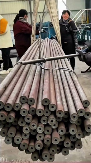 The Correct Way to Bundle Steel Pipes, Demonstration by Factory Workers!